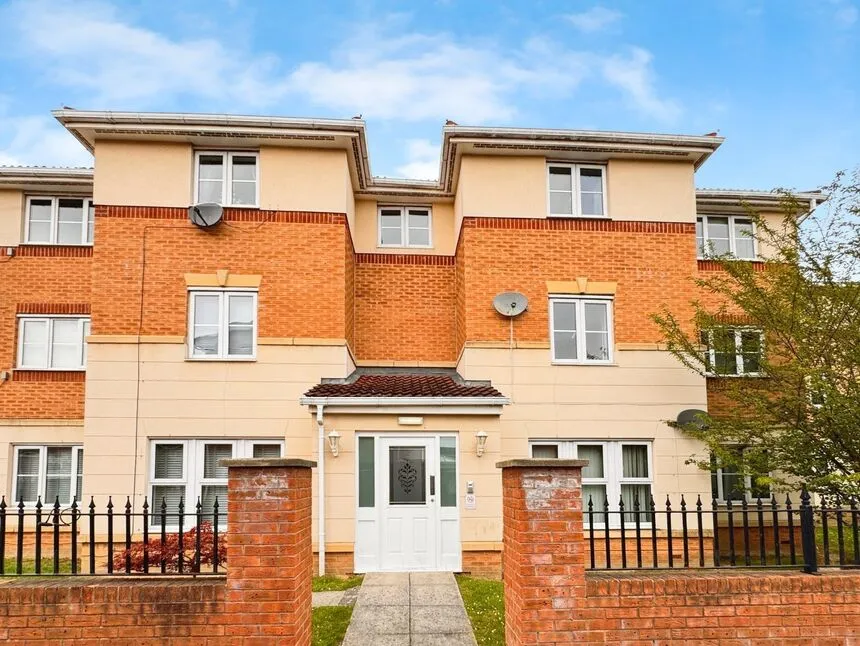 2 bed flat for sale — Queen Street, Cleckheaton, West Yorkshire, BD19