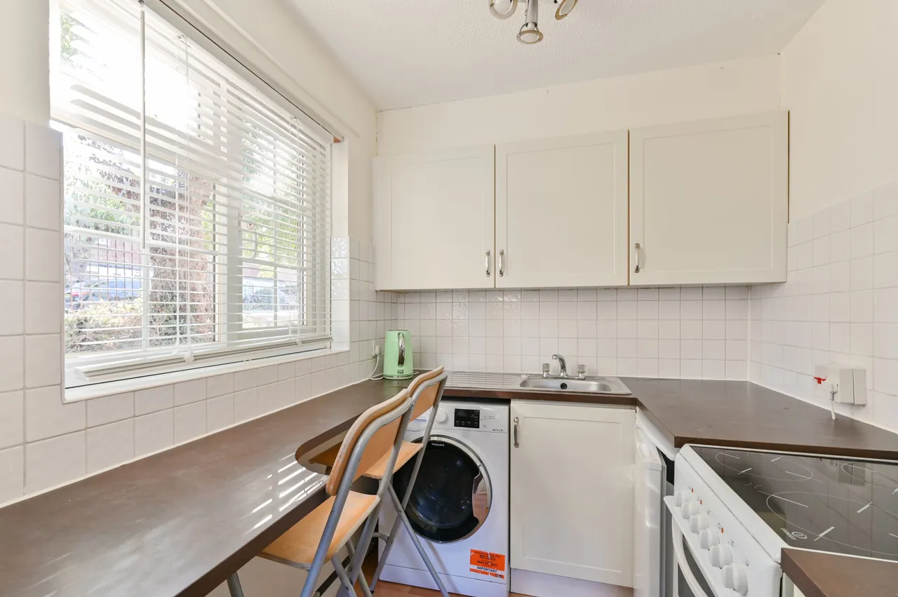 40 St Peters Close, College Gardens, London, photo 5