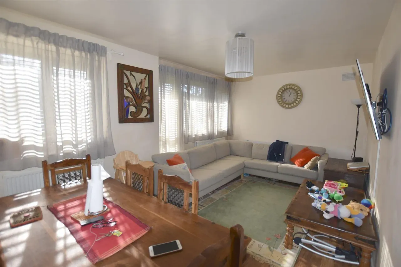 The Grange, Goldhawk Road, photo 2