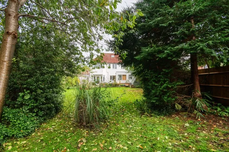 Newlands Avenue, Thames Ditton KT7 0HD, photo 3