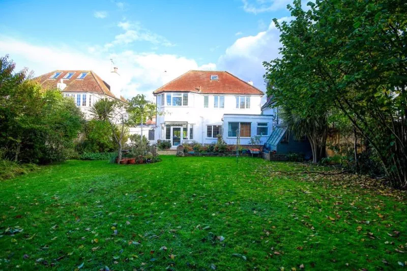 Newlands Avenue, Thames Ditton KT7 0HD, photo 2