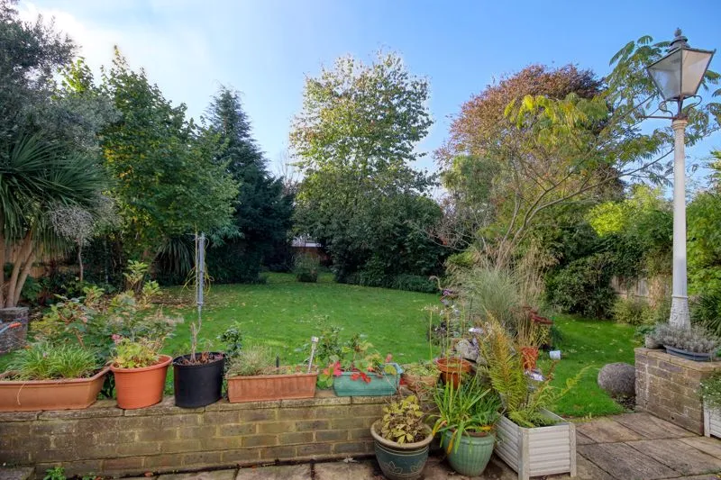 Newlands Avenue, Thames Ditton KT7 0HD, photo 4