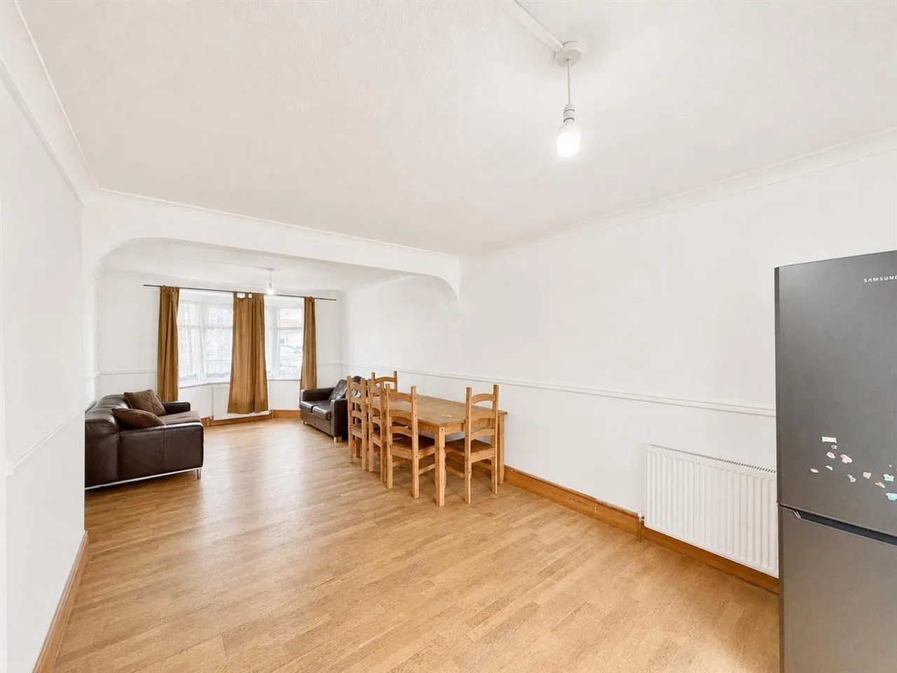 Semi-Detached For SaleWalnut Tree Road, Heston, TW5, photo 2