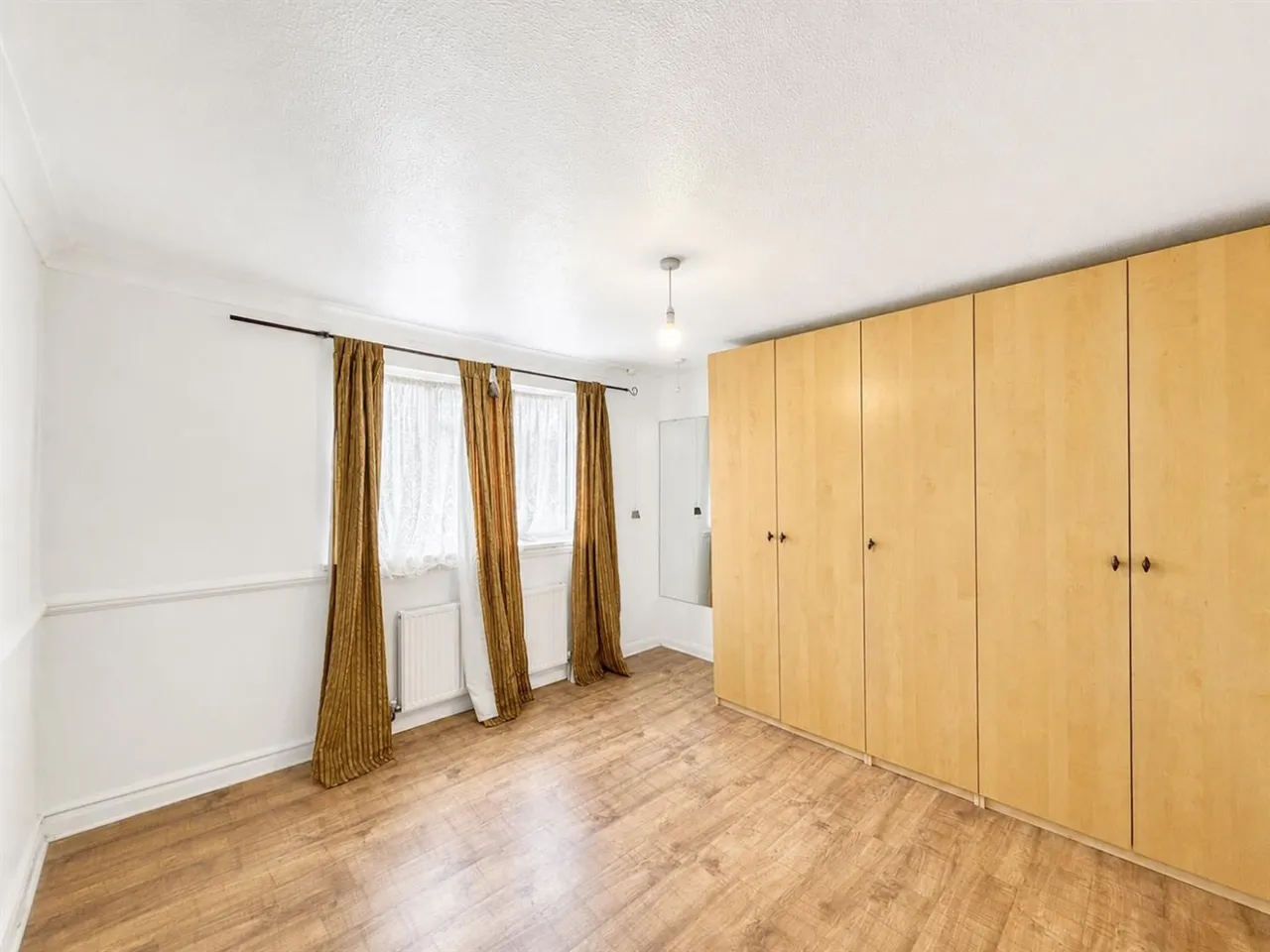 Semi-Detached For SaleWalnut Tree Road, Heston, TW5, photo 4