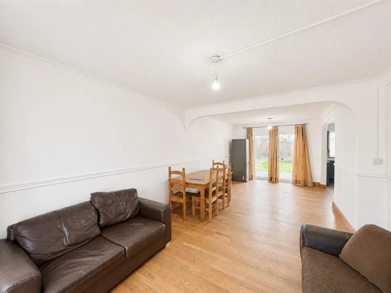 Semi-Detached For SaleWalnut Tree Road, Heston, TW5, photo 5