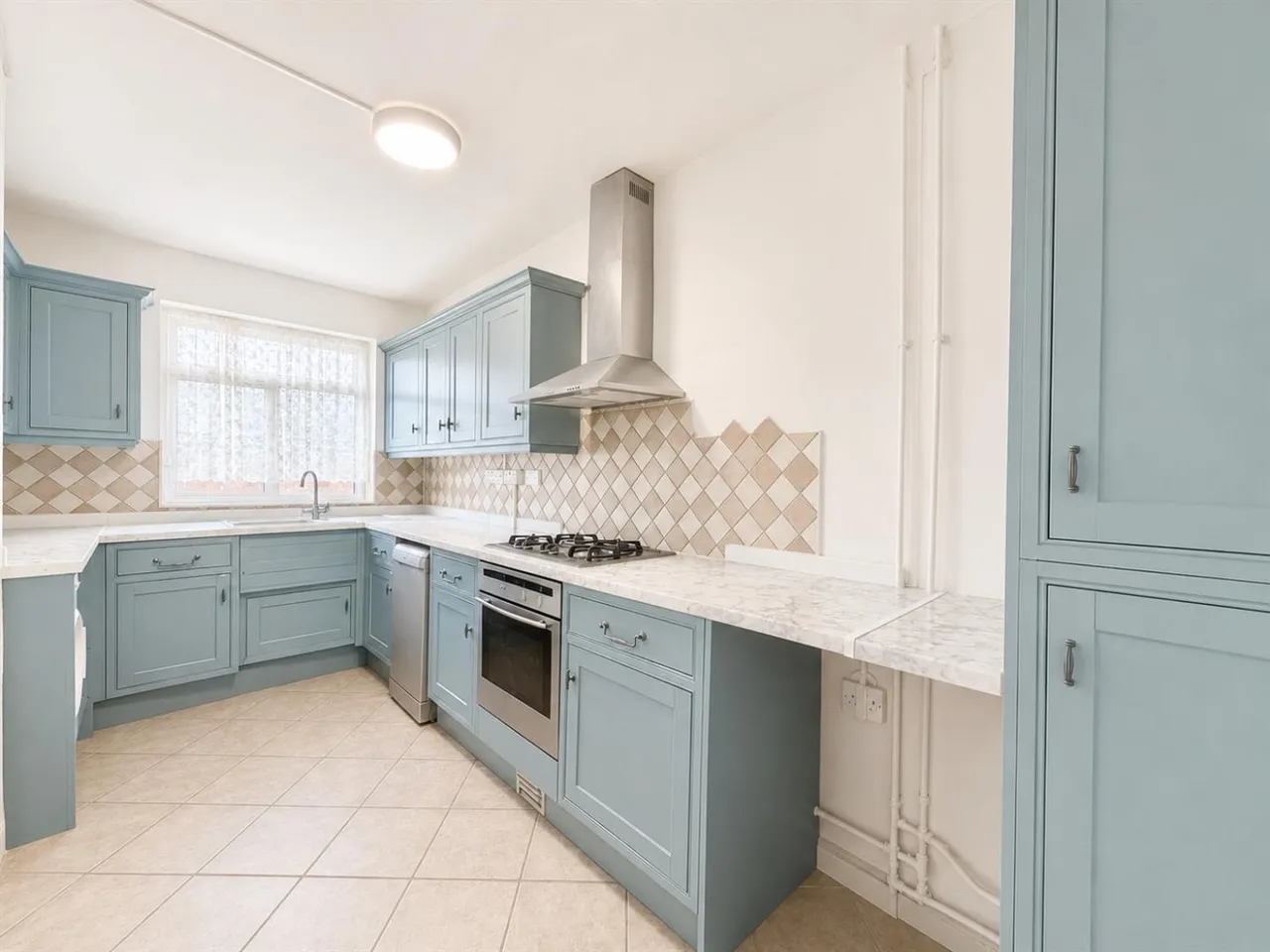 Semi-Detached For SaleWalnut Tree Road, Heston, TW5, photo 3