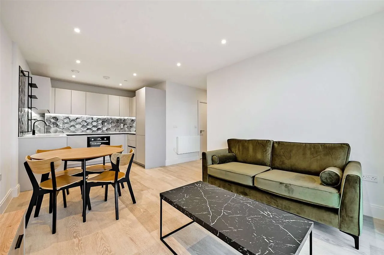 2 bed new development to rent — Aquifer House, Exploration Way, Slough, SL1 3GX