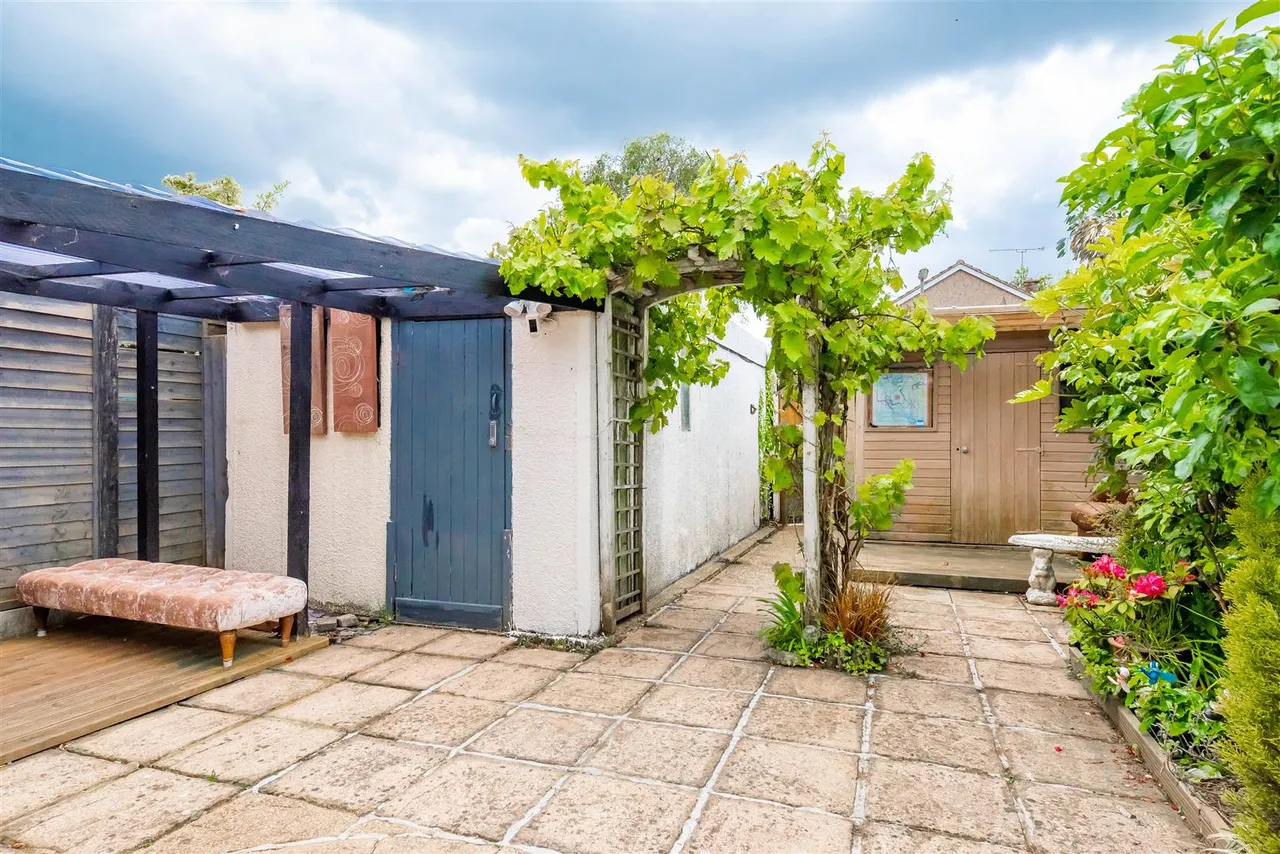 Kepple Place, Bagshot, photo 13