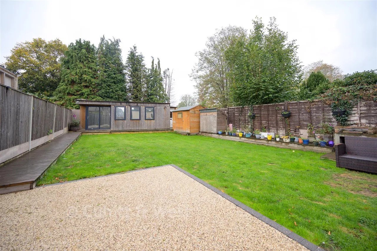 Meath Green Avenue, Horley, RH6, photo 2