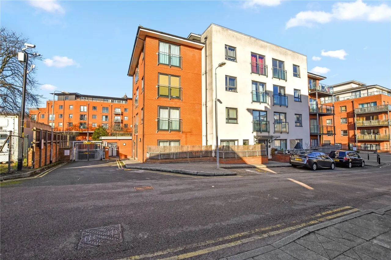 3 bed flat for sale, Oakwood Close, London, SE13