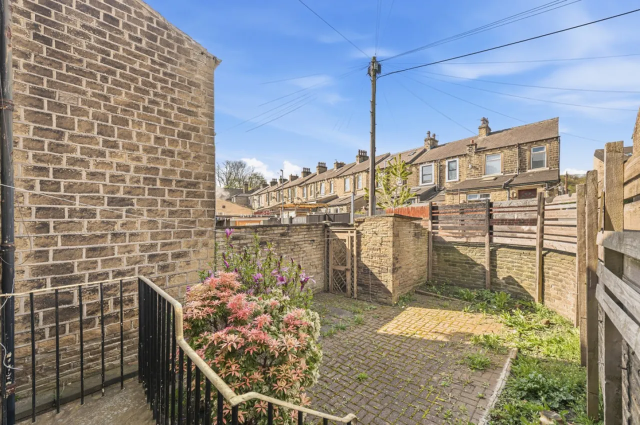 St Johns Road, Birkby, photo 9