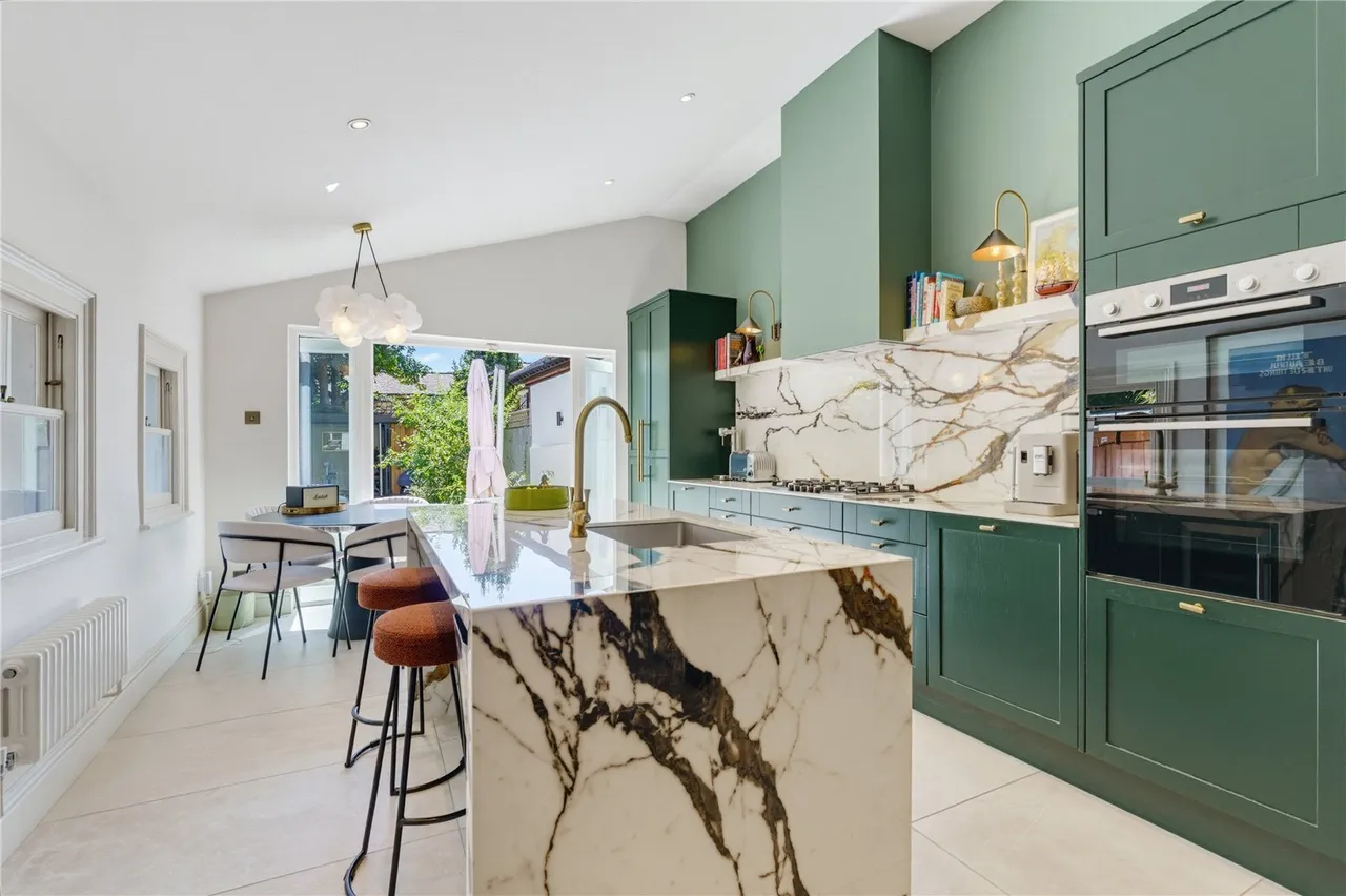 2 bed flat for sale, Malwood Road, London, SW12