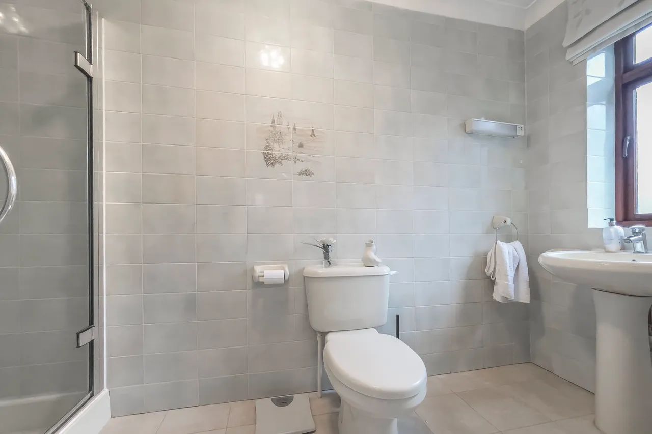 Pembury Grange, Sandown Park, Tunbridge Wells, Kent, TN2 4RP, photo 9