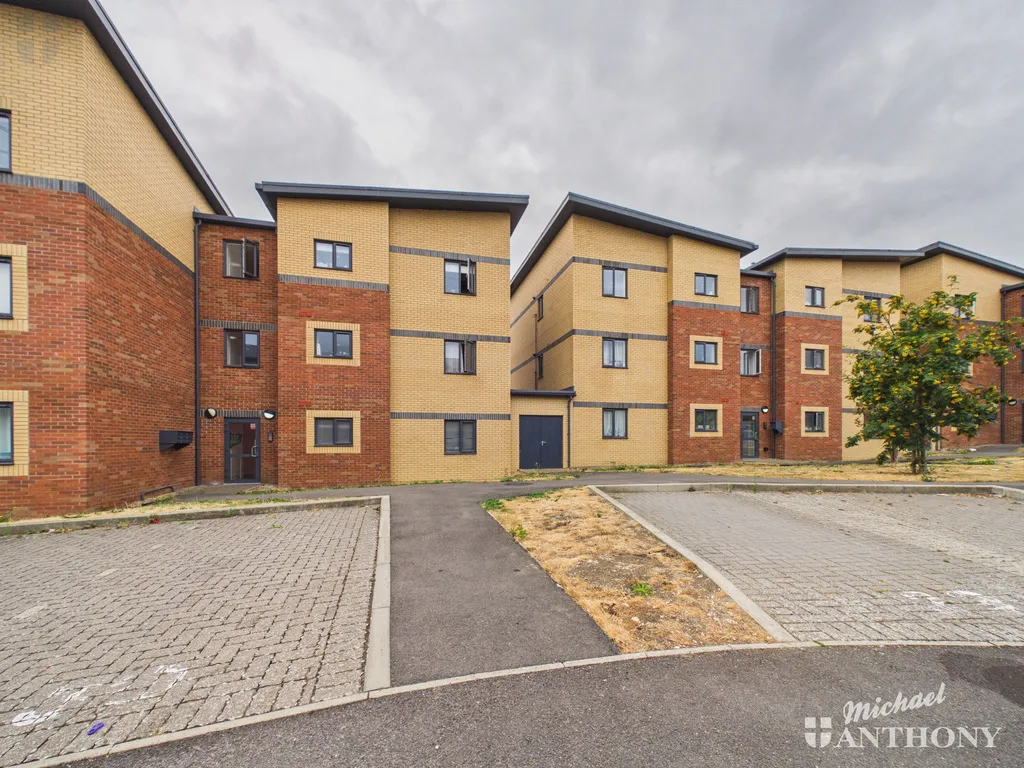 2 bed flat for sale — Ainger Close, Aylesbury, HP19 8JW