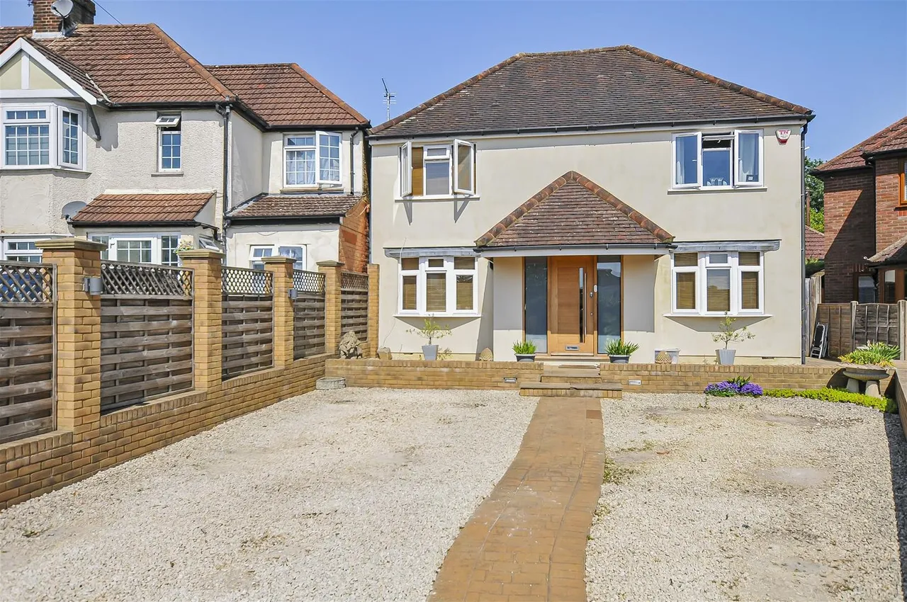 4 bed house for sale — Garston Crescent, Watford WD25 0LD