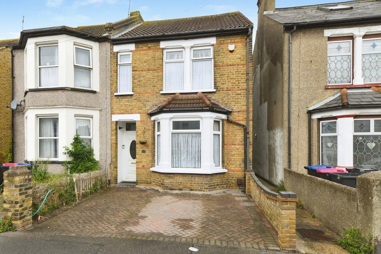 3 bed house for sale — Wakering Avenue, Shoeburyness, Southend-on-Sea, Essex, SS3