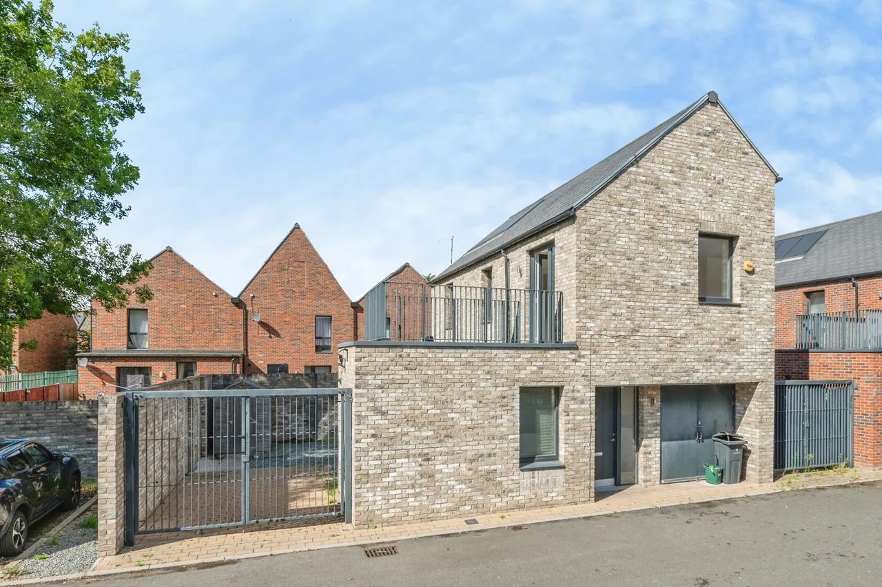 Queen Elizabeth Place, Tilbury, Essex, RM18, photo 21