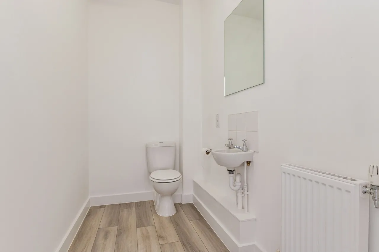 Queen Elizabeth Place, Tilbury, Essex, RM18, photo 5