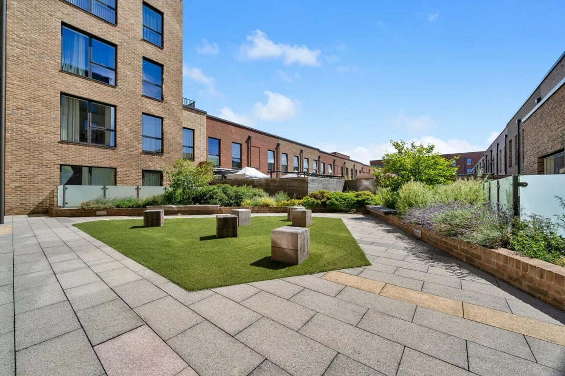 Lismore Boulevard, Colindale, photo 12