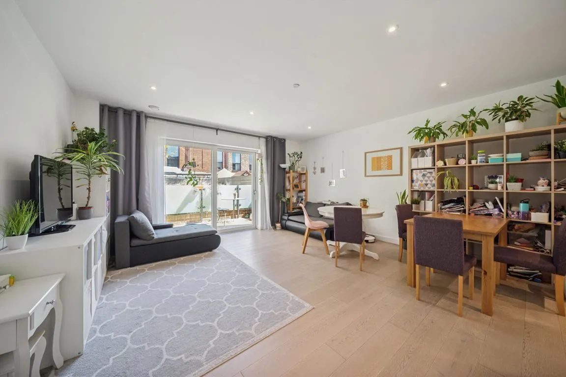 3 bed flat to rent, Lismore Boulevard, Colindale