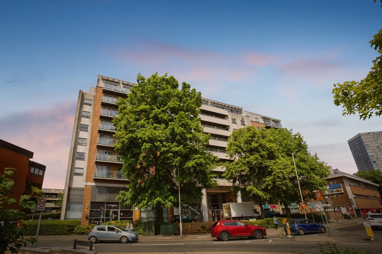 2 bed flat for sale — Wilmington Close, Watford