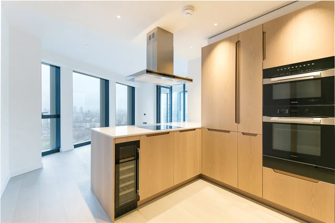 Nine Elms Lane, Nine Elms, SW8, photo 3