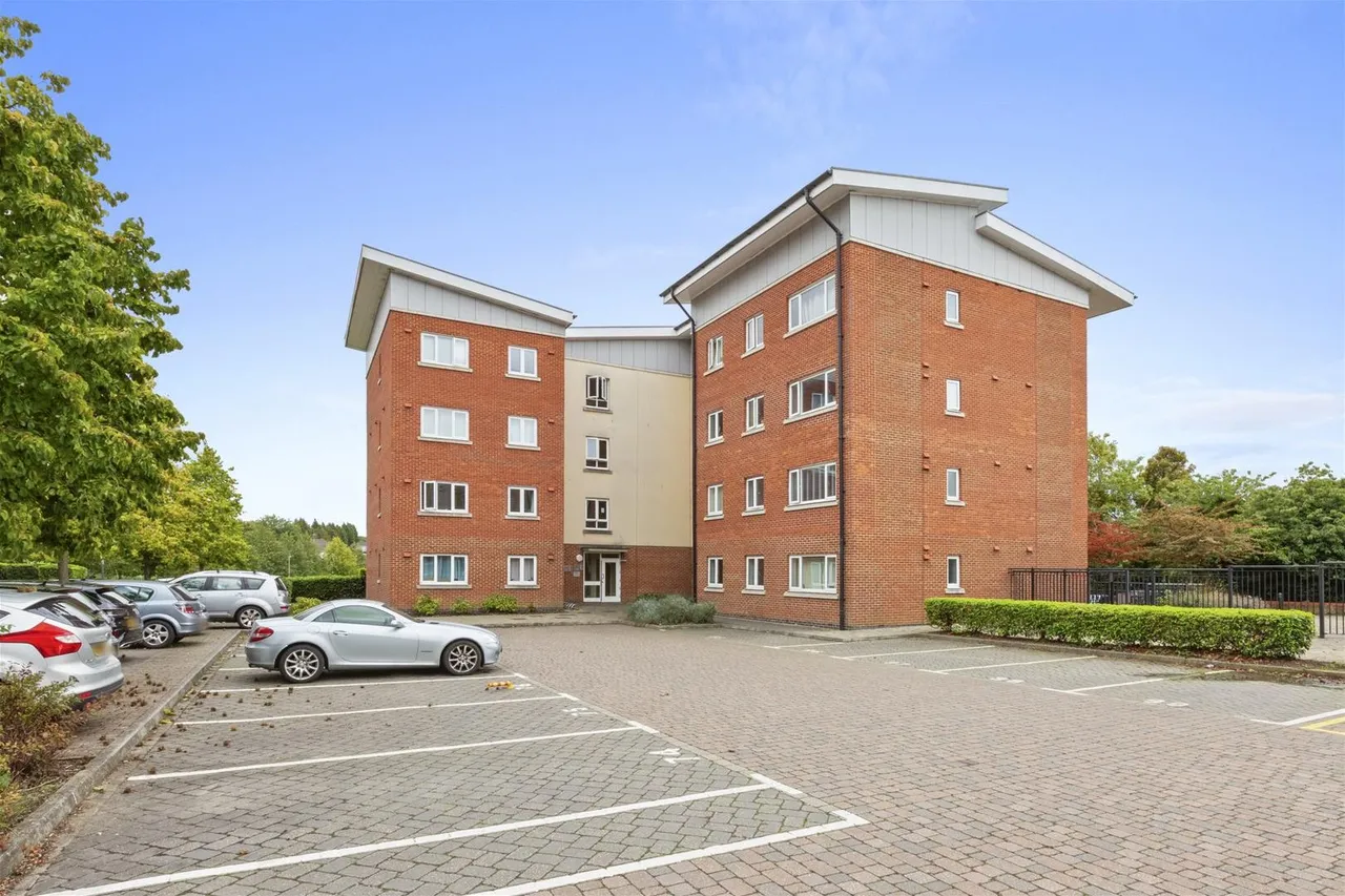 3 bed flat for sale, Tadros Court, High Wycombe, HP13