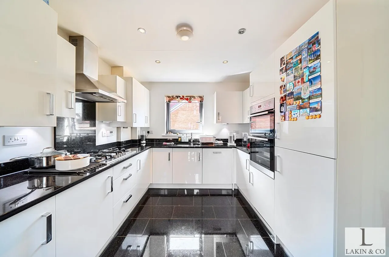 Churchill Road, Uxbridge, UB10 0FN, photo 3