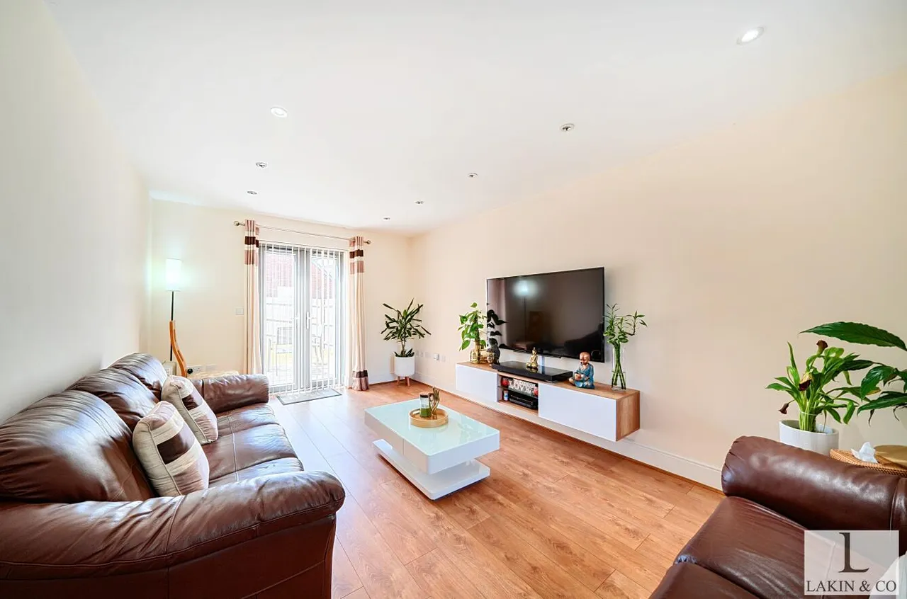 Churchill Road, Uxbridge, UB10 0FN, photo 2