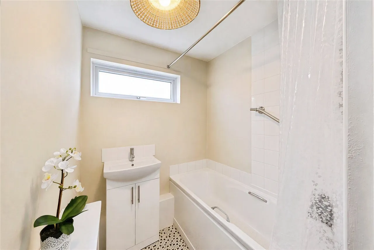 Hovenden Gardens, Nottingham, NG7, photo 6