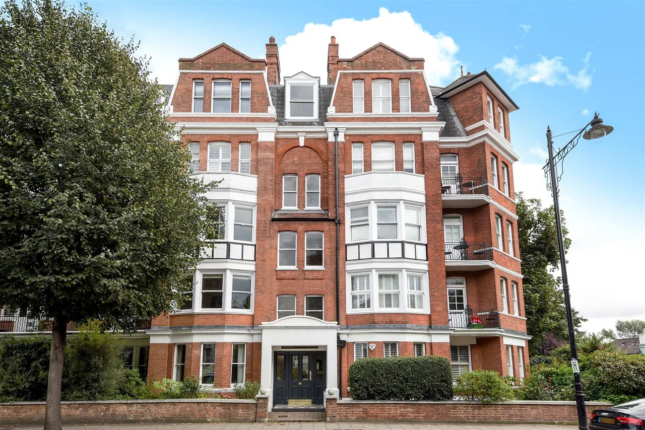 3 bed flat for sale, Castelnau, Barnes, SW13
