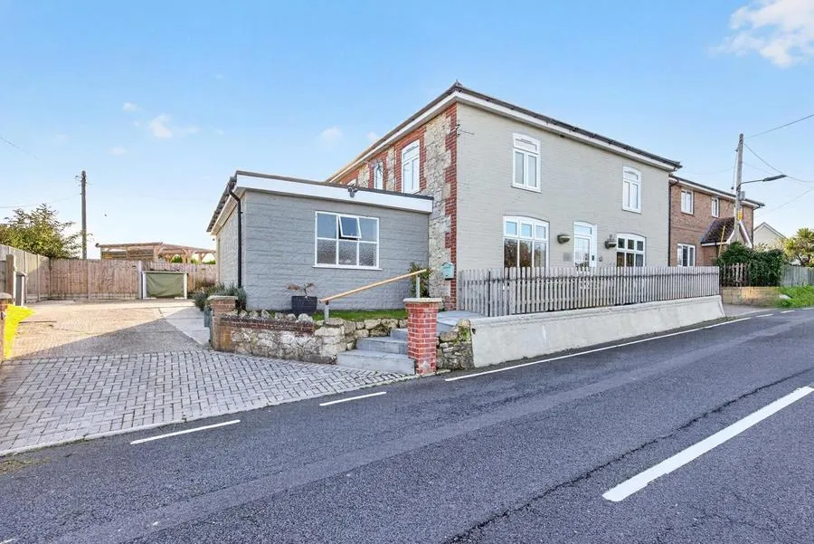 4 bed house for sale, Main Road, Newbridge, PO41