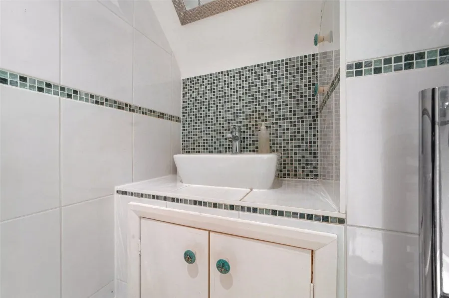 with 3 bedrooms in Old Harlow, CM17, photo 12