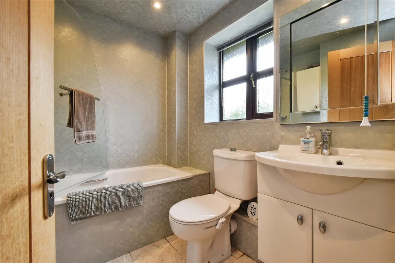 Llys Y Deri, Hopkinstown, SA18, photo 21