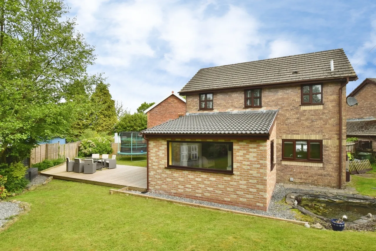 Llys Y Deri, Hopkinstown, SA18, photo 24