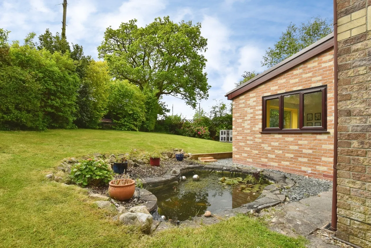 Llys Y Deri, Hopkinstown, SA18, photo 8