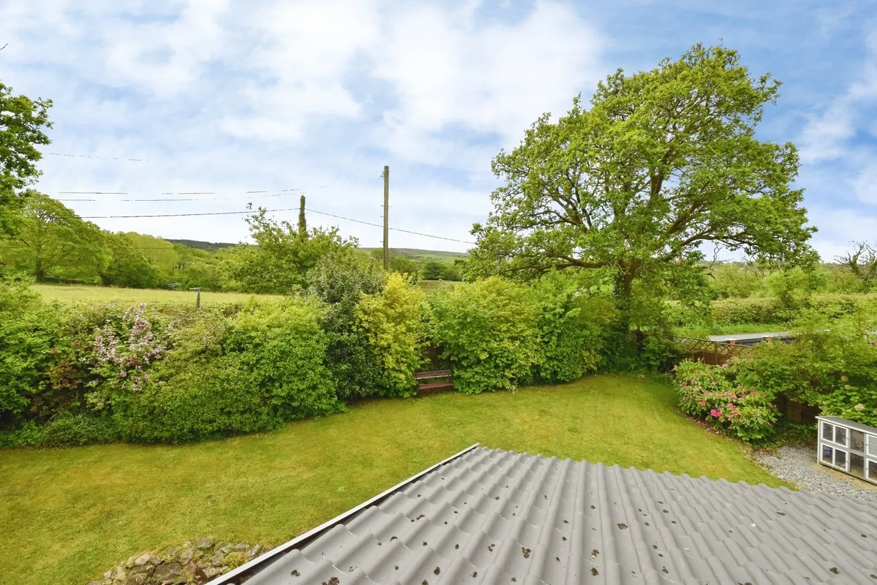 Llys Y Deri, Hopkinstown, SA18, photo 9