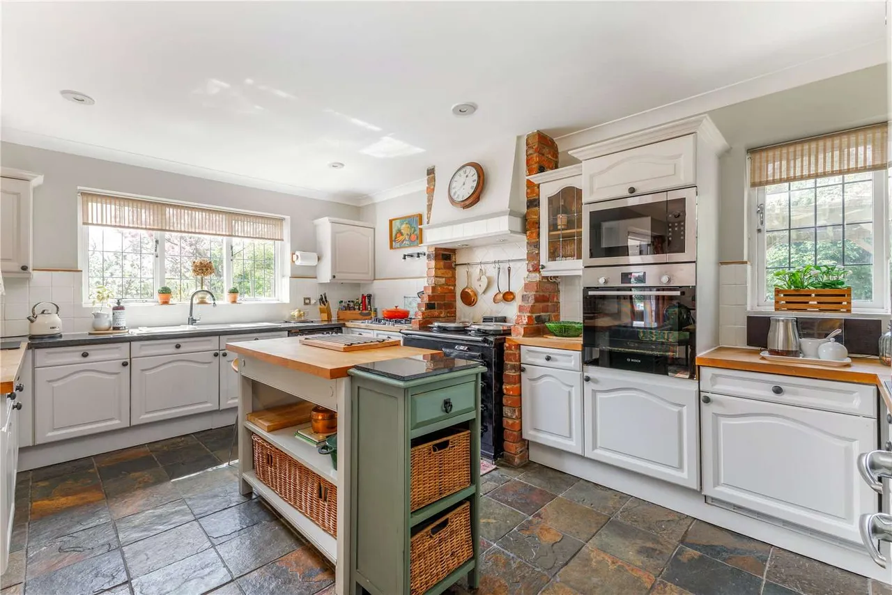 Village Road, Dorney, Windsor, Berkshire, SL4 6QJ, photo 8
