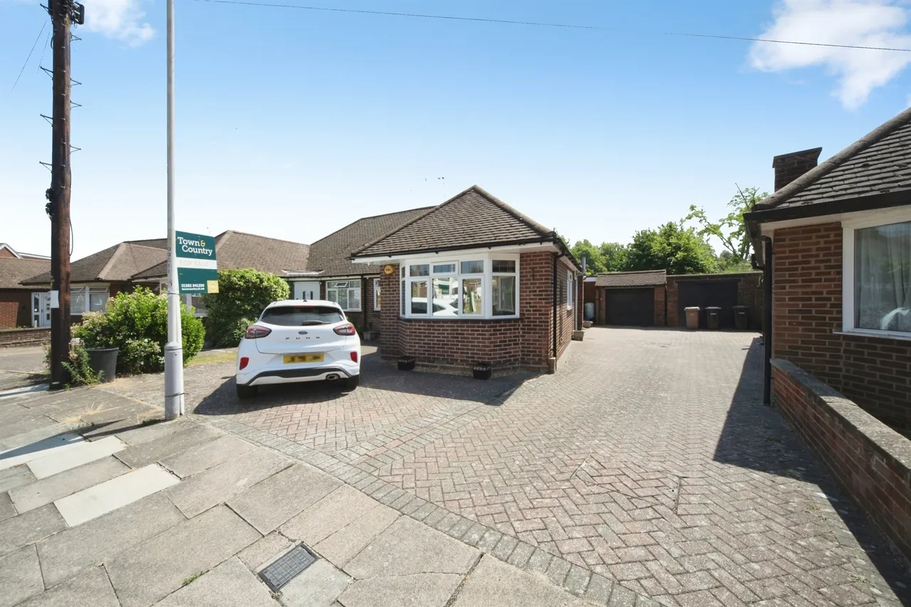 3 bed house for sale — Abingdon Road, Luton