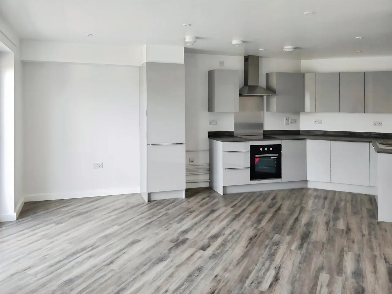 2 bed flat for sale, Park Avenue, Bushey, WD23
