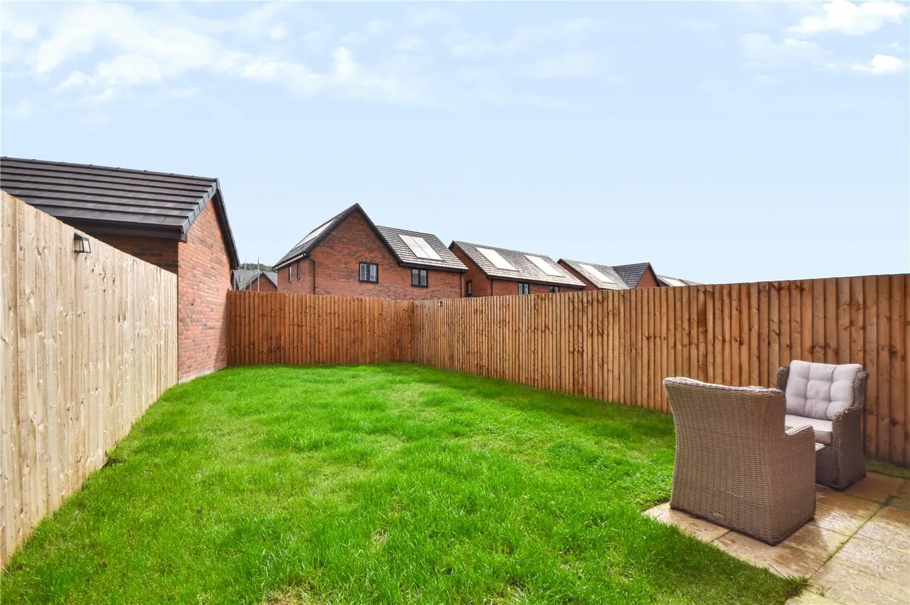 Rees Crescent, Shaw, OL2, photo 2