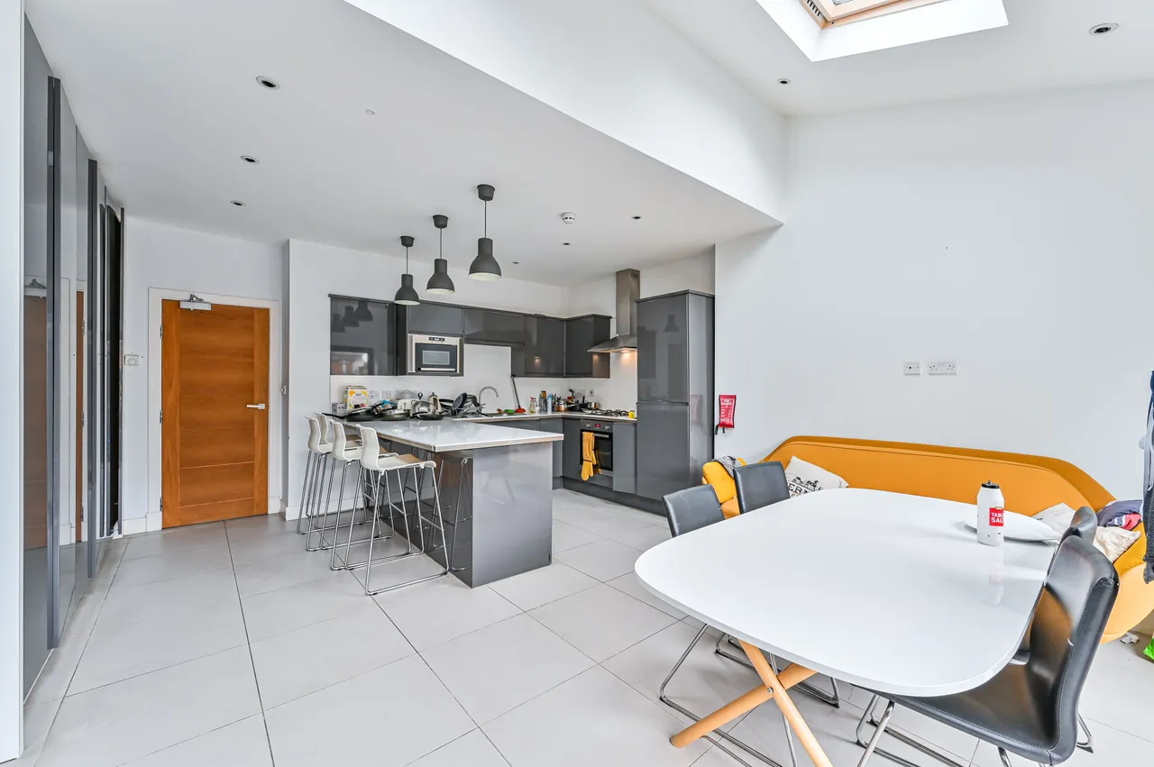 Room 2, 14 Streatham Vale, London, photo 4