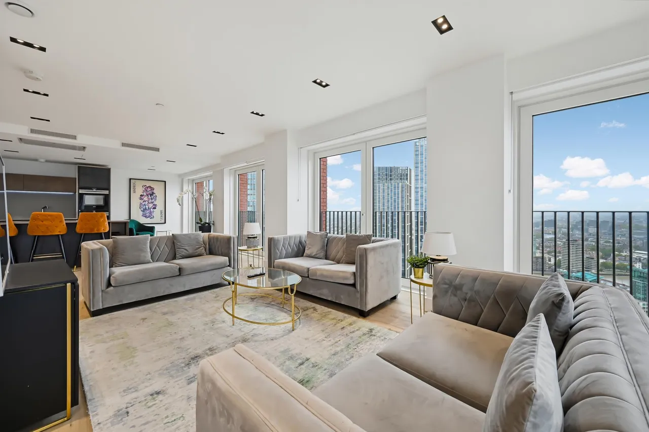 3 bed flat to rent, Exchange Gardens, London, SW8