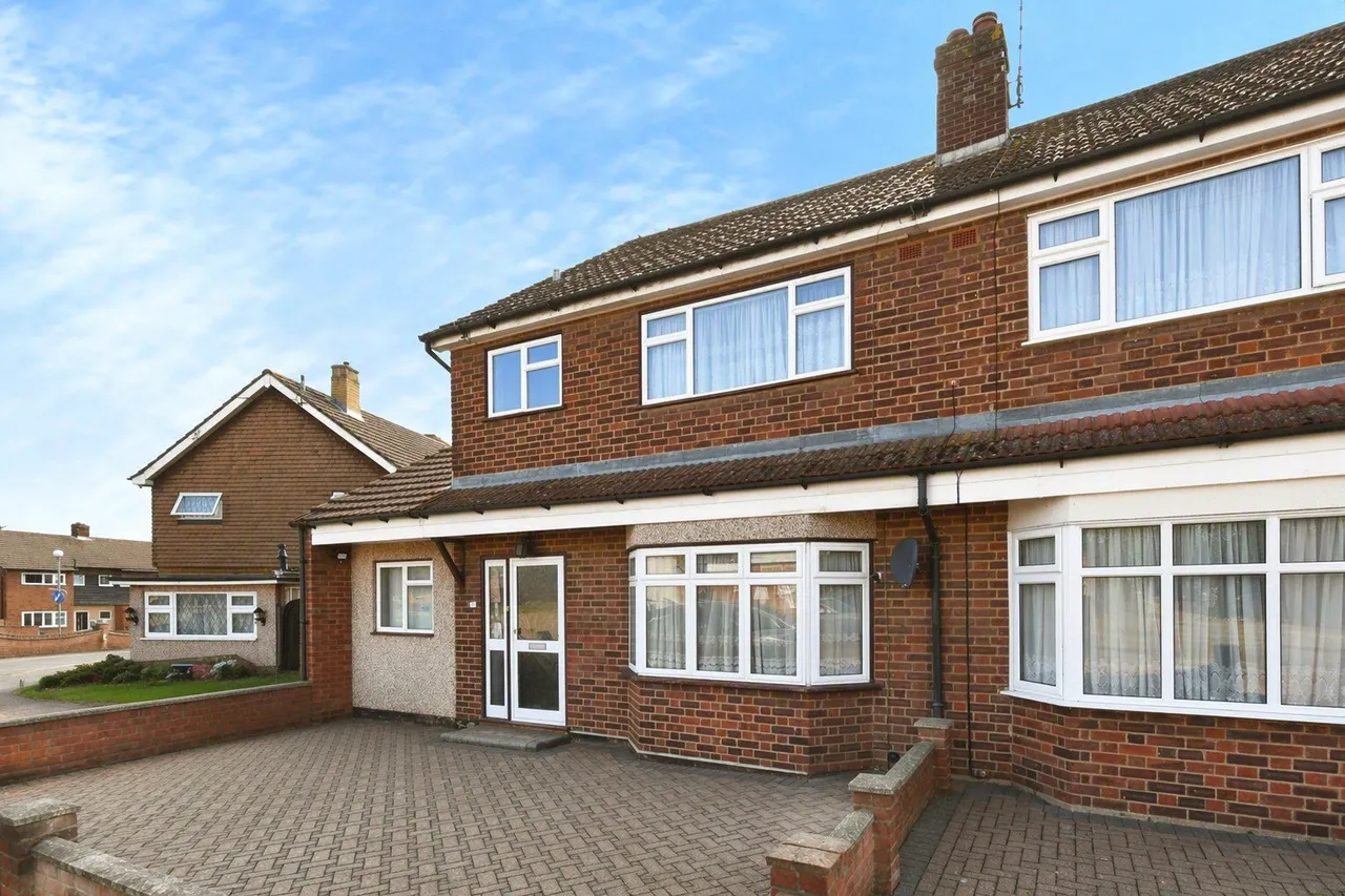4 bed house for sale — Burns Avenue, Basildon, Essex, SS13