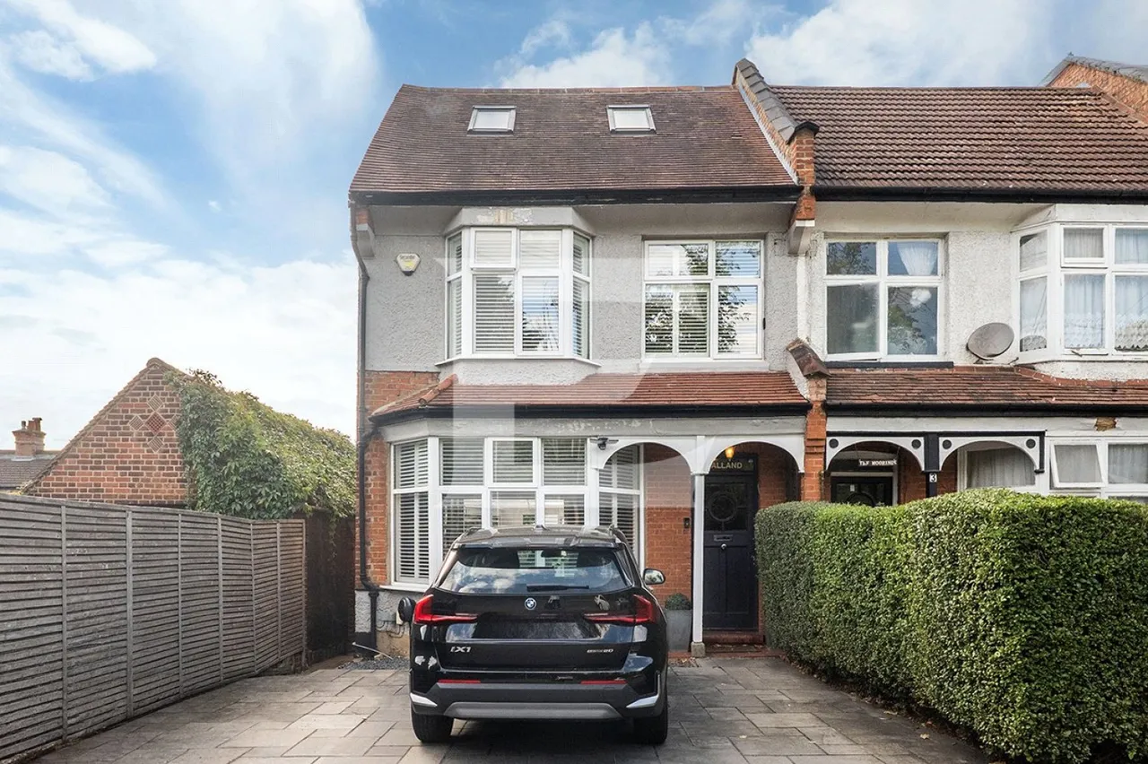 4 bed house for sale, Hammers Lane, Mill Hill, NW7