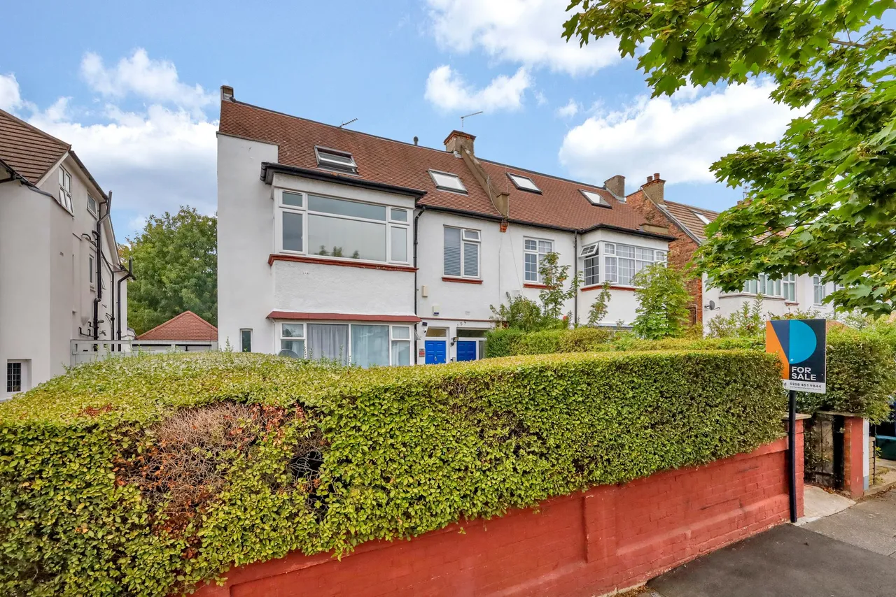 2 bed flat for sale, Chatsworth Road, London, NW2