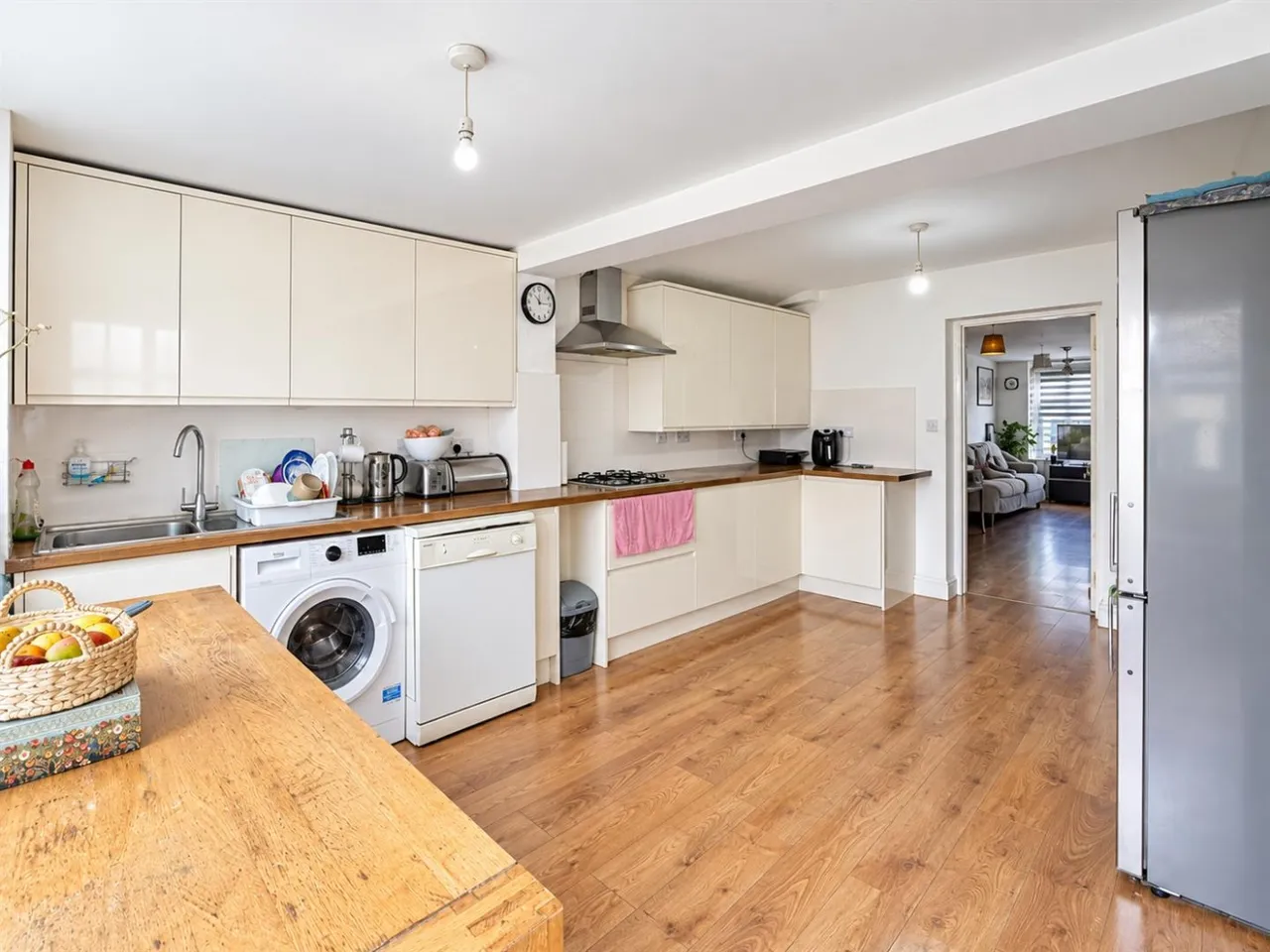 Semi Detached For SalePinkwell Avenue, Hayes, UB3, photo 3