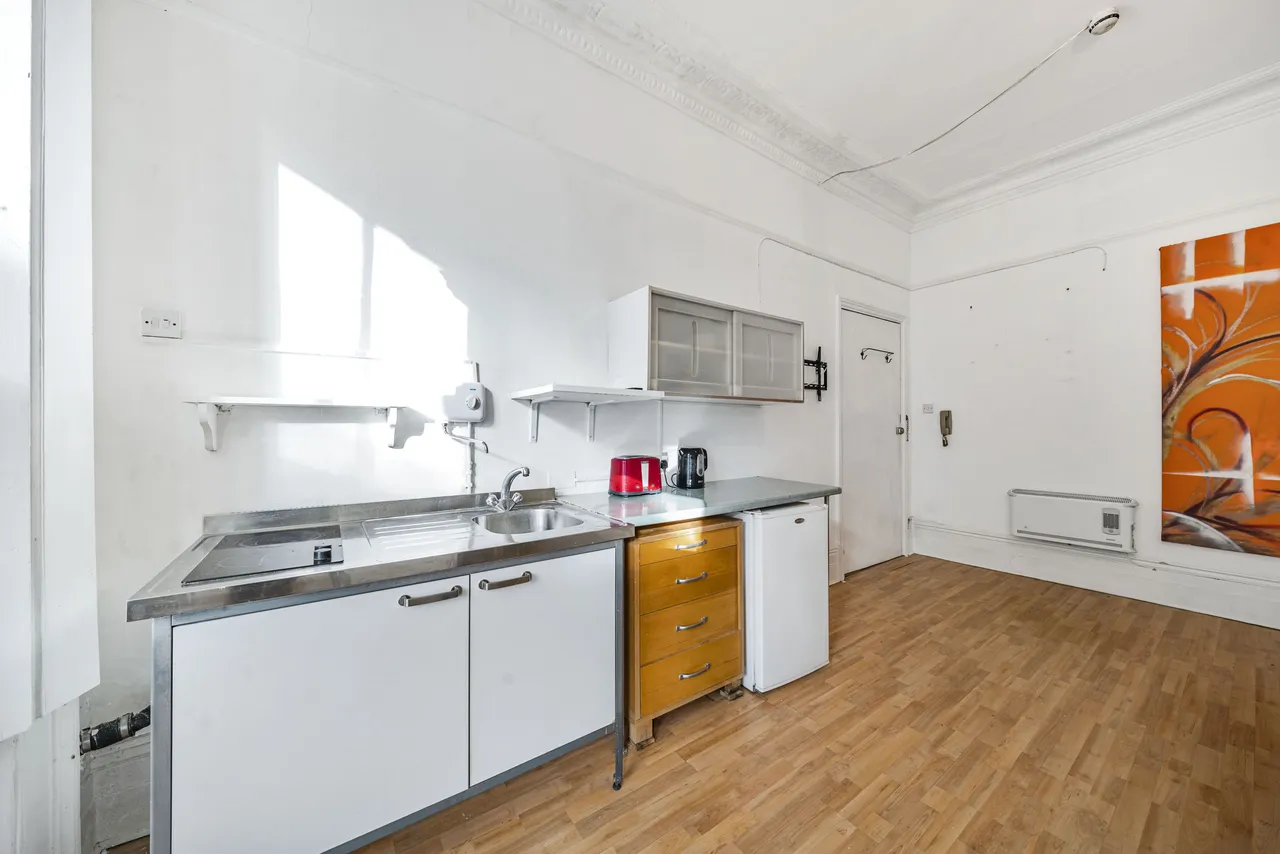Flat 1, 22 Marloes Road, London, photo 5