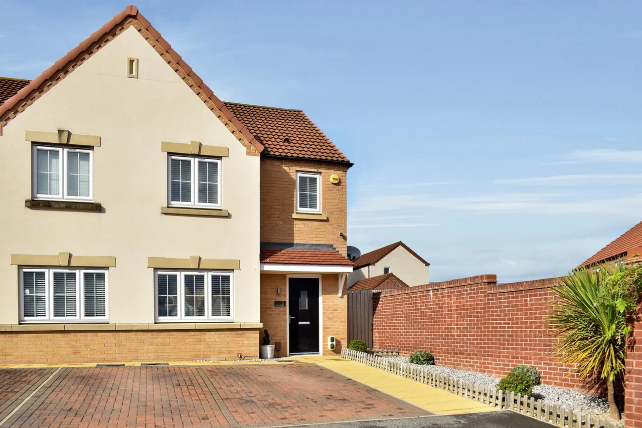 3 bed house for sale, Woodhall Mews, City Fields, WF1