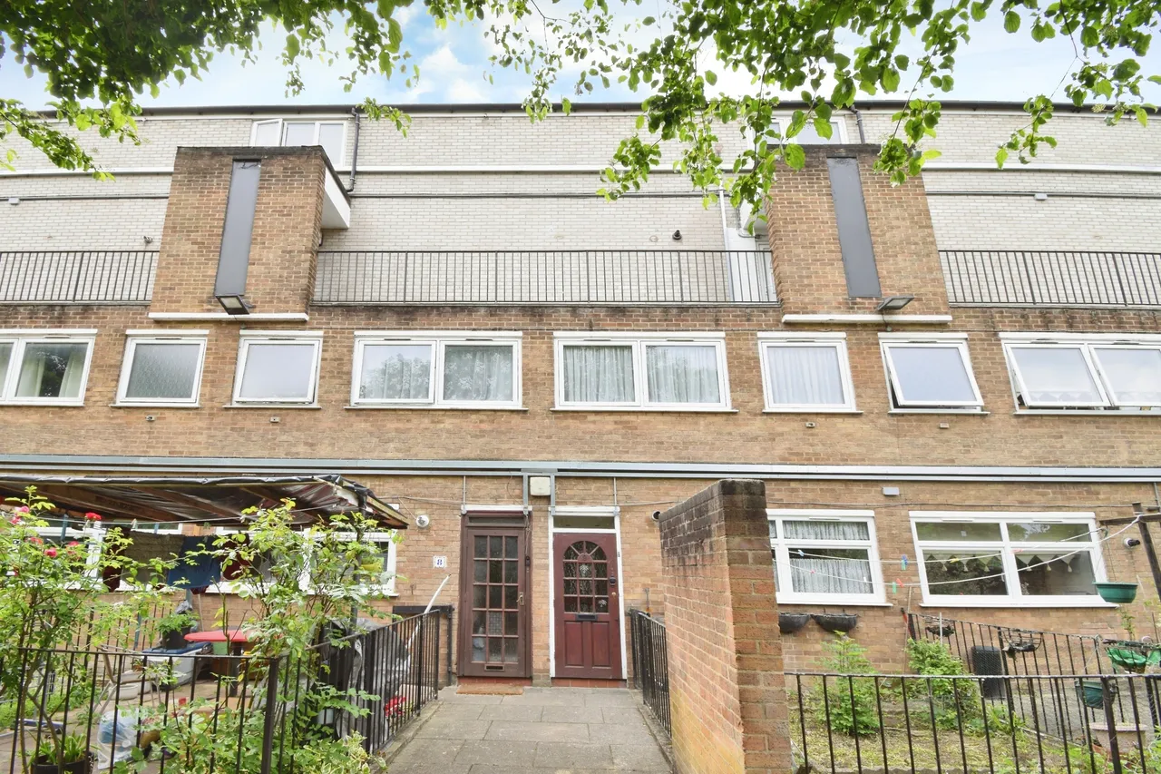 2 bed flat for sale — Galbraith Street, London